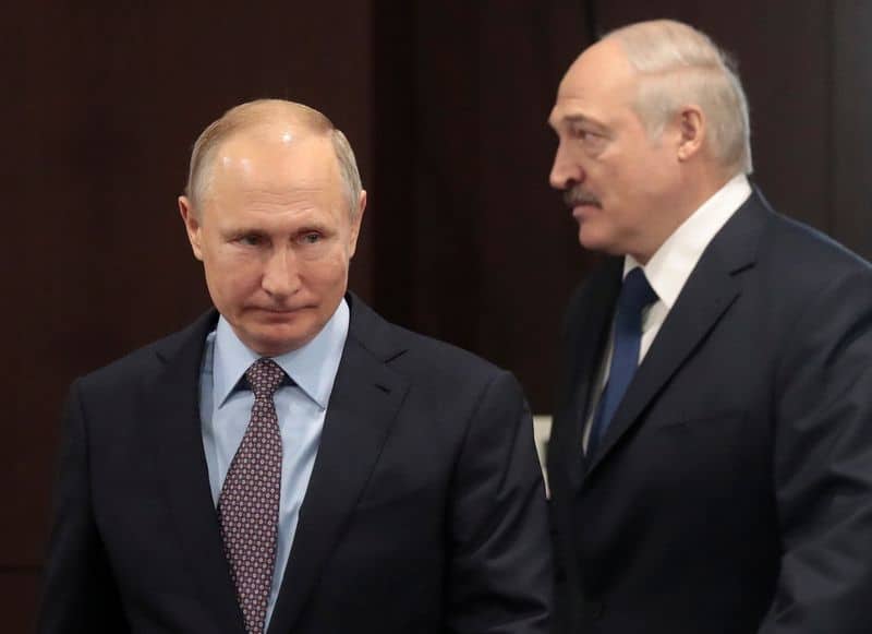 АНАЛИЗ-Путин ставит на то, что Лукашенко удержится у власти, но станет слабее -- источники