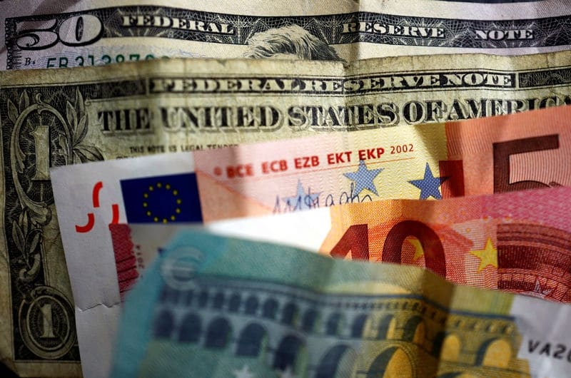 Доллар под давлением, но растет к рублю