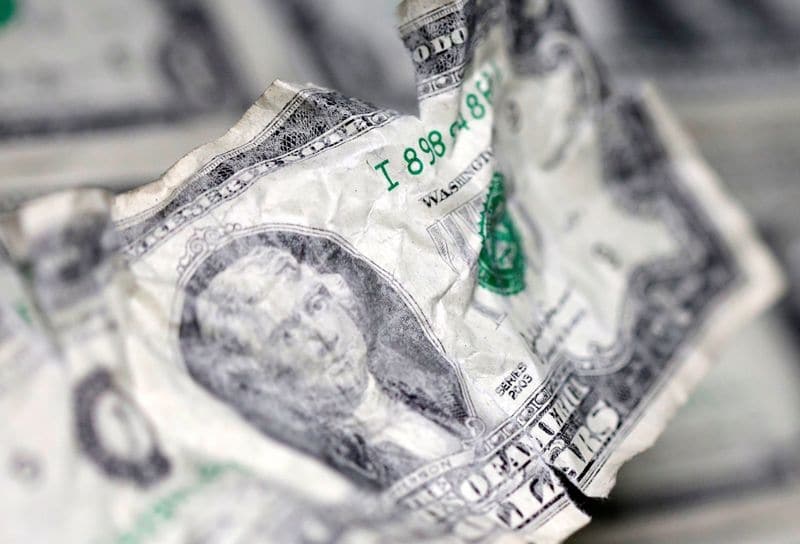 Доллар снижается из-за падения спроса на активы-убежища