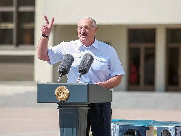 Лукашенко играет на обострение