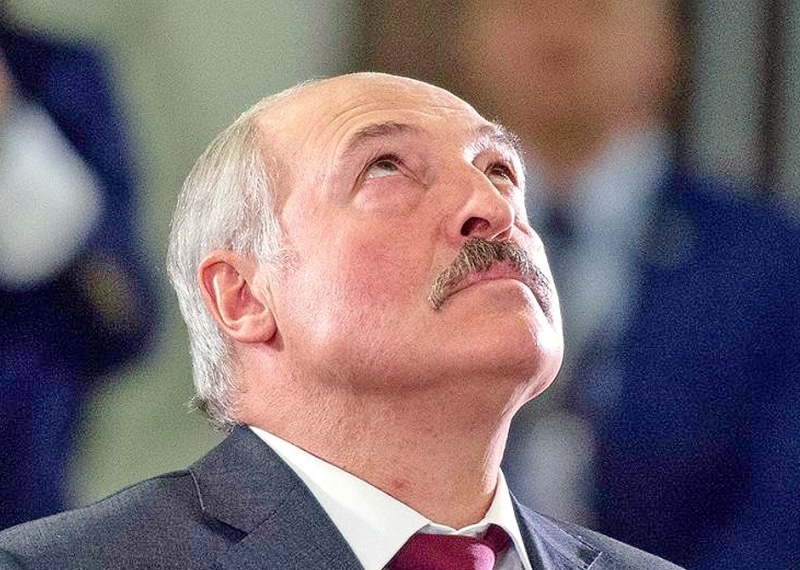 Лукашенко объяснил свое появление с автоматом угрозой ядерного удара