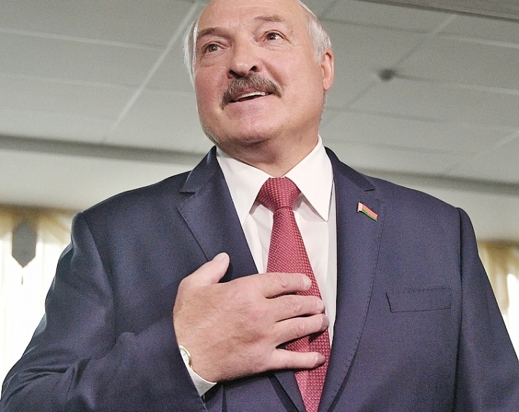 Лукашенко предложил Макрону помочь с проблемой желтых жилетов