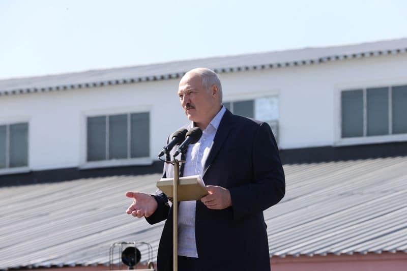 Лукашенко: президентские выборы в Белоруссии пройдут после принятия новой конституции -- РИА
