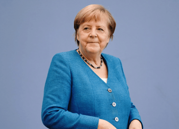 Меркель выступила за сохранение диалога с Россией