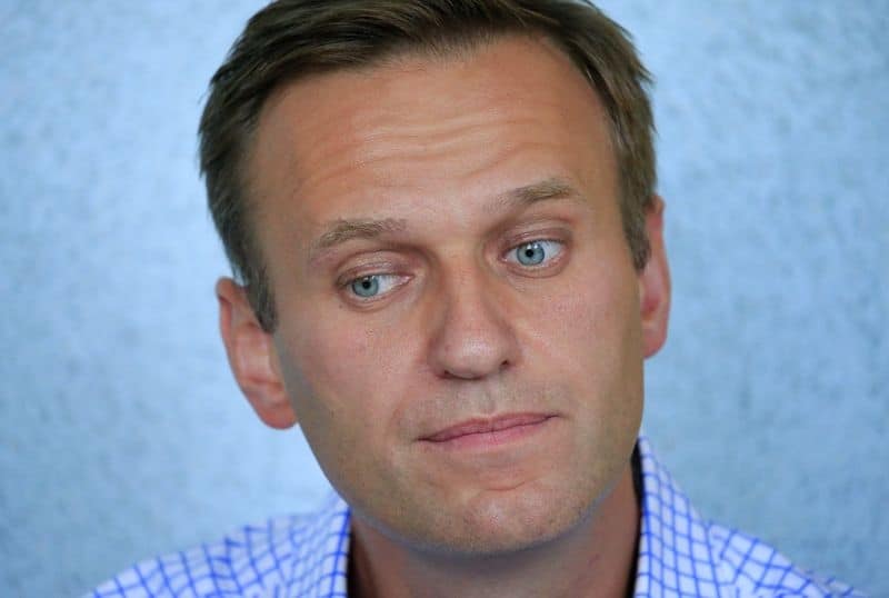 Навальный в коме после предполагаемого отравления -- представитель политика