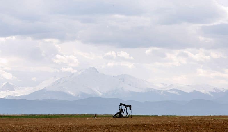 Нефть растет в ожидании стимулов в США, восстановления спроса