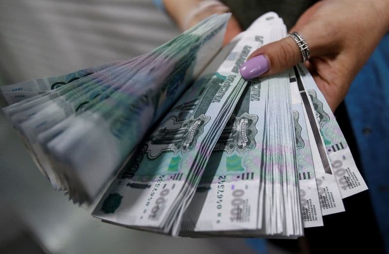 Рубль дешевеет к слабому доллару, но может получить поддержку от налогов