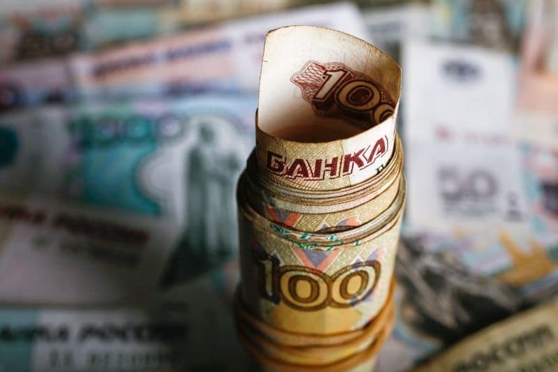 Рубль перед статистикой США дешевеет к доллару, но вышел в плюс к евро с учетом FX