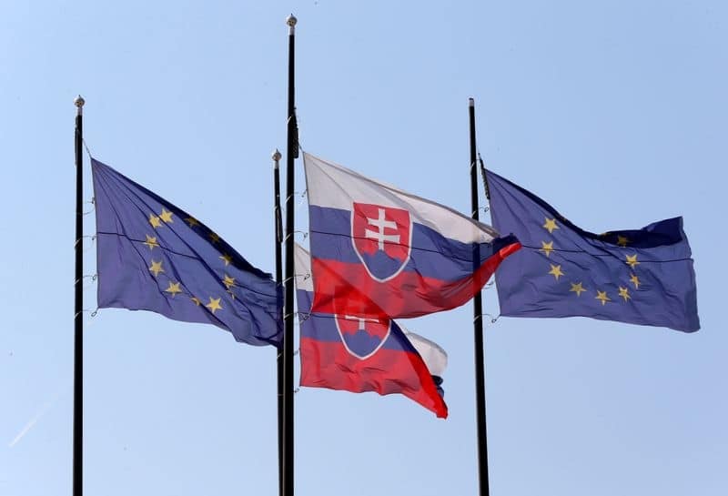 Словакия высылает трех российских дипломатов, обвинив в злоупотреблении визами