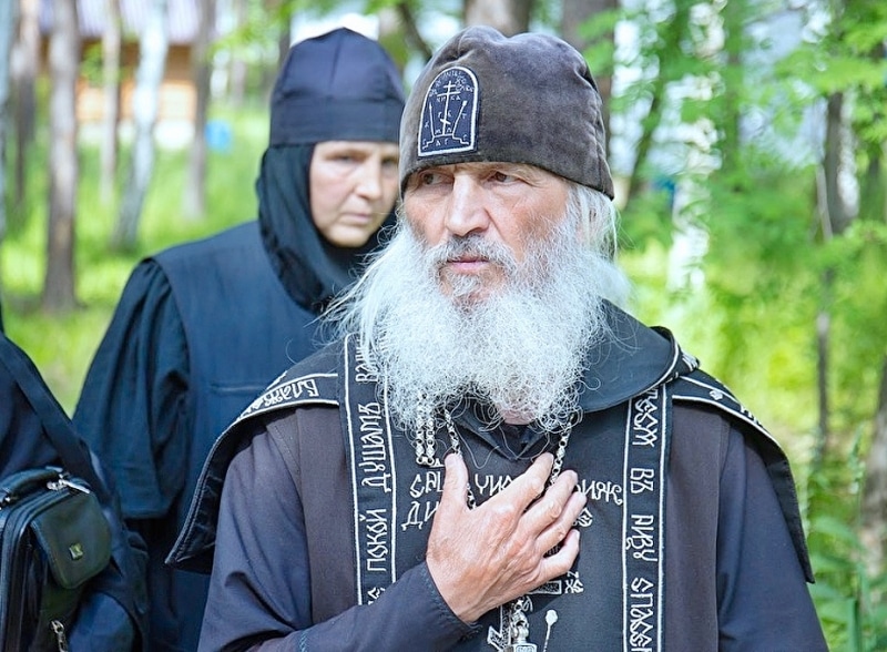 Сторонники мятежного схимонаха без него пришли к епархии на крестный ход