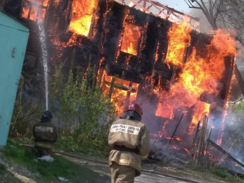 В Архангельске один за другим горели четыре деревянных барака: возможен поджог