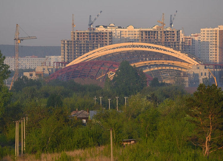 В Кемерово горит строящийся ледовый дворец