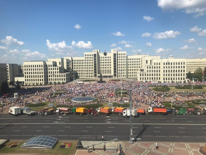 В Минске на акцию в поддержку Лукашенко пришло около 2 тысяч человек