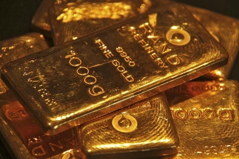 ВТБ Капитал поднял целевую цену акций российских золотодобытчиков