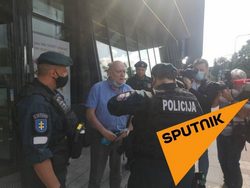 Журналиста посадили в автозак за неудобный вопрос Тихановской в Литве