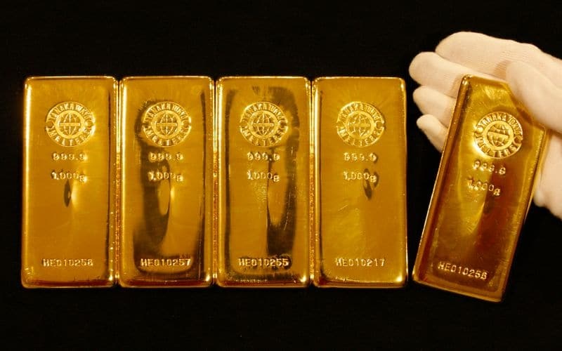 Золото отступает от рекордного максимума из-за укрепления доллара