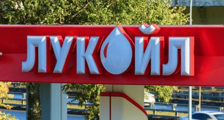 Акции Лукойл в опасной близости от полугодового минимума около 4170 рублей