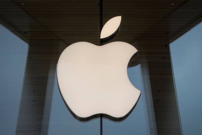 Apple отчиталась о рекордном за два года квартальном падении продаж iPhone