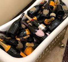 Депутат из Ангарска выложил фото ванны, заполненной шампанским Moët. Его раскритиковали
