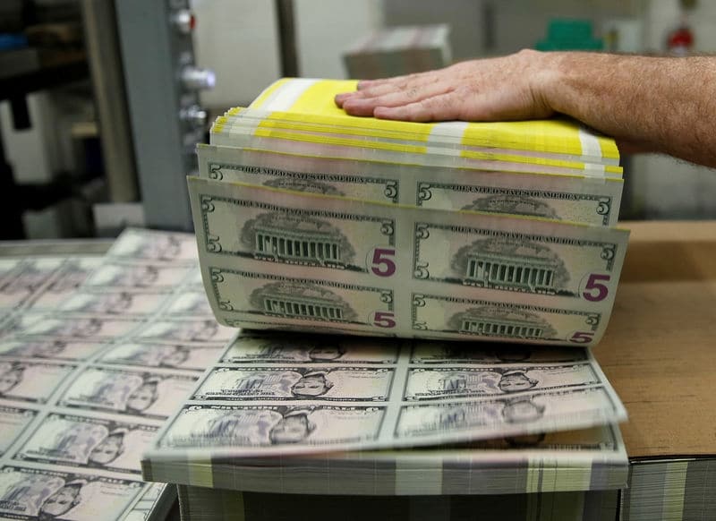 Доллар дешевеет по мере приближения выборов