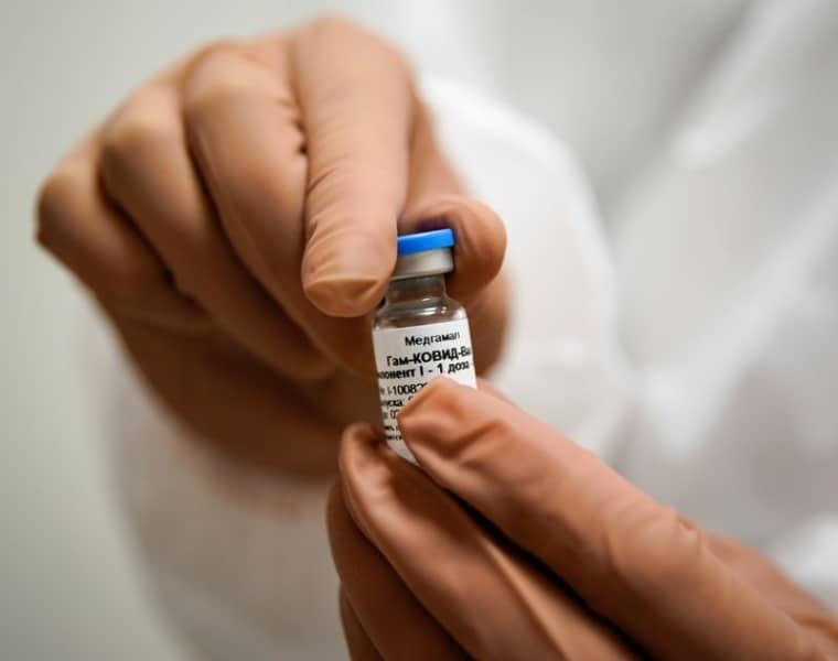ЭКСКЛЮЗИВ-Россия замедлила испытания вакцины от COVID-19