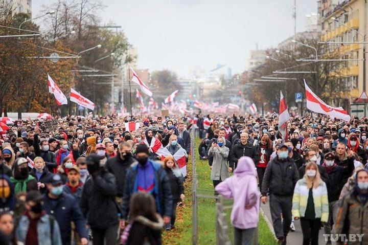 На оппозиционный марш «народного ультиматума» в Минске пришло около 100 тысяч человек