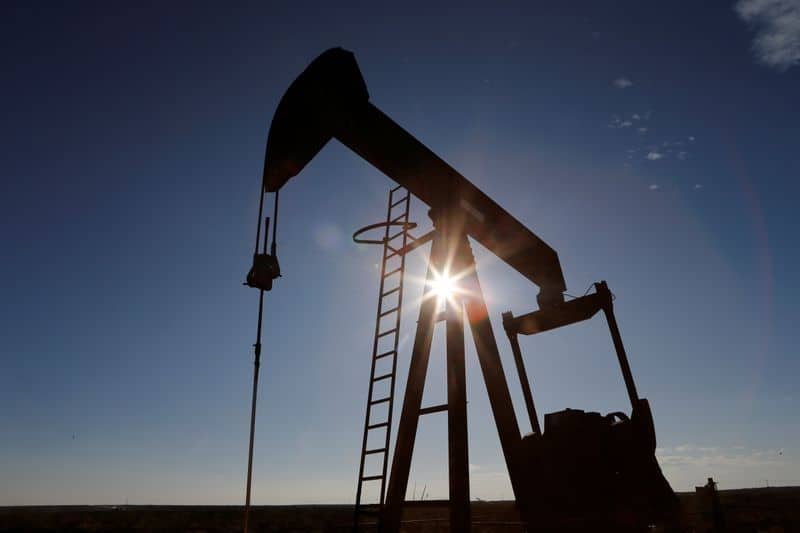 Нефть в минусе, COVID-19 может вынудить РФ поддержать продление ограничения добычи