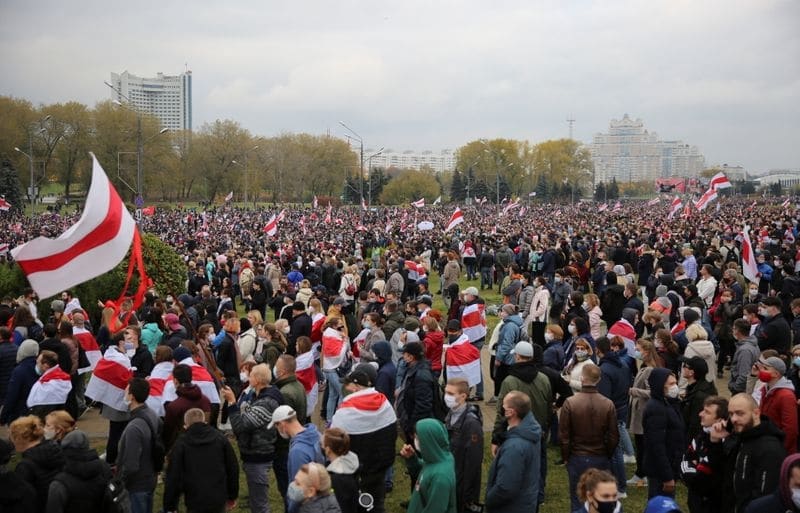 Протестующие вышли на улицы Белоруссии накануне обещанной оппозицией всеобщей забастовки
