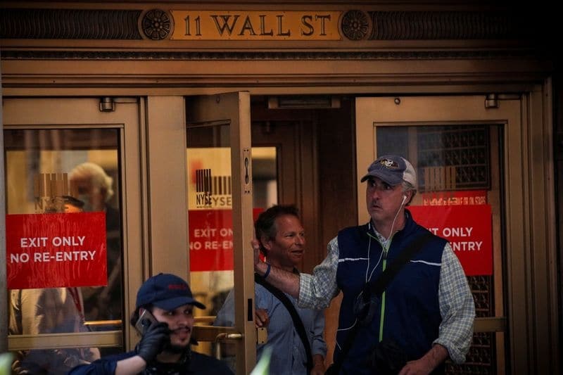 Уолл-стрит закрылась в минусе после прекращения Трампом переговоров о стимулах