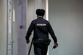 В Петербурге двое полицейских в подъезде ограбили юношу