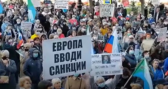 «Выбор народа надо уважать»: в Хабаровске проходит массовый митинг против власти