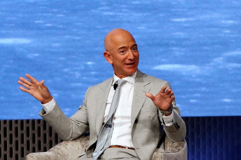 Безос продал акции Amazon на $3 млрд за два дня до выборов