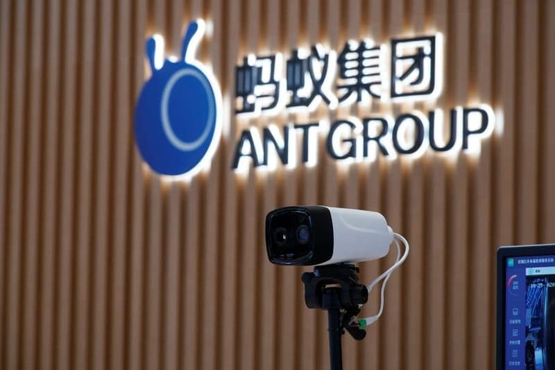 Биржи Шанхая и Гонконга приостановили IPO Ant Group