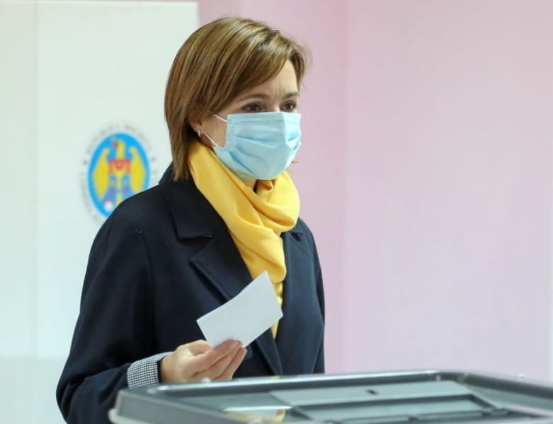 Бывший премьер Молдавии Санду лидирует в первом туре президентских выборов