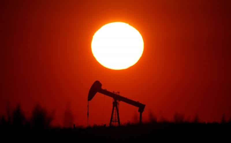 Цены на нефть слабо растут в надежде на сокращение добычи ОПЕК+