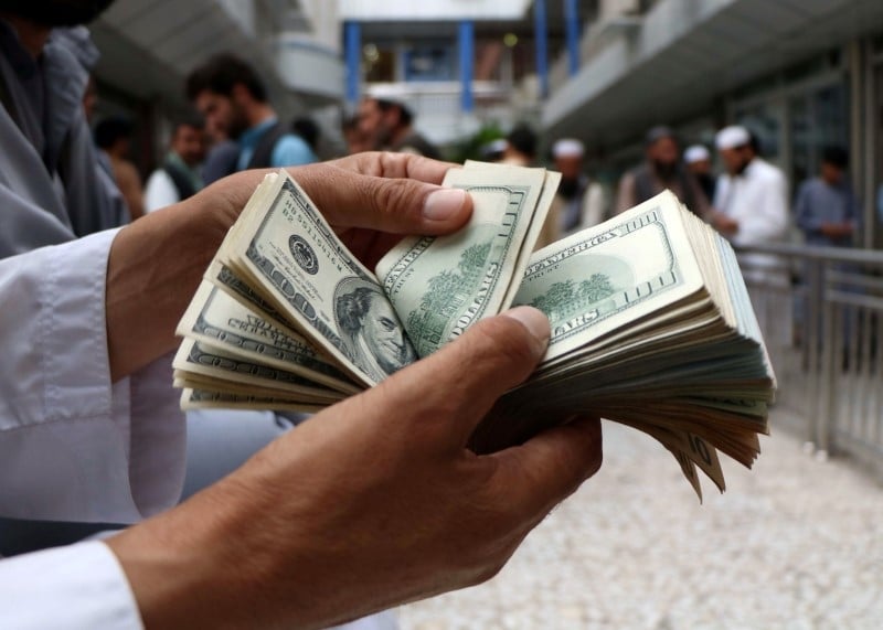 Доллар ослаб из-за вируса и политических волнений