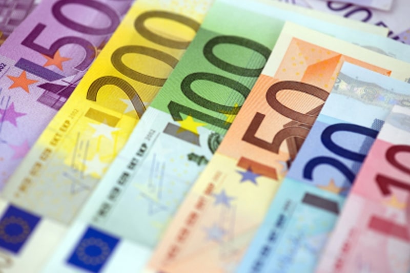 Доллар укрепляется в паре с евро, дешевеет относительно иены