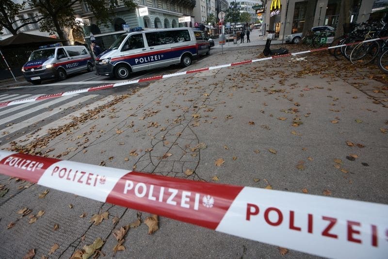 Два человека погибли в результате атак в центре Вены, власти говорят о теракте