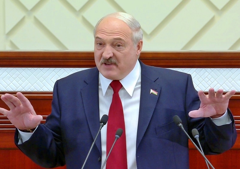 Лукашенко вошел в «красную зону» коронавирусной больницы без маски