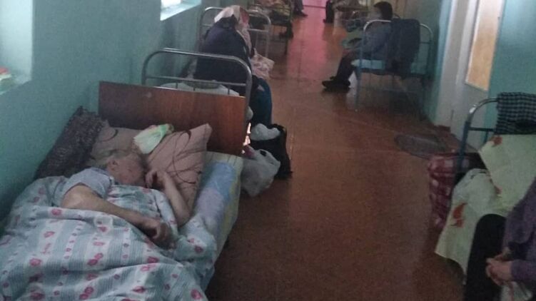 На койку в коридоре и со своим кислородом. Почему ковидные больницы в Украине стали адом