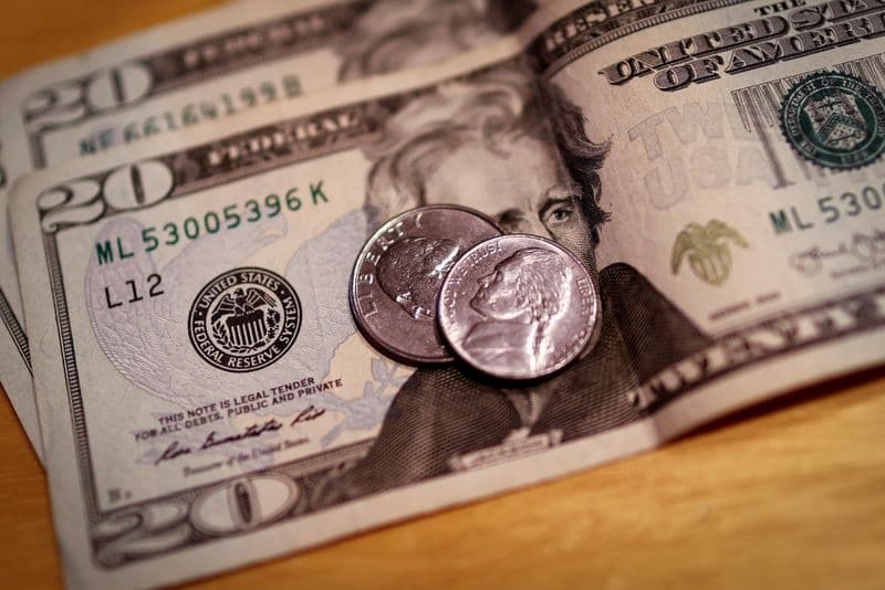 ОПРОС РЕЙТЕР-Ставки против доллара сохранятся после президентских выборов в США