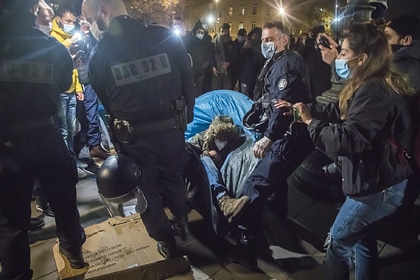 Полиция разогнала лагерь с палатками мигрантов в Париже
