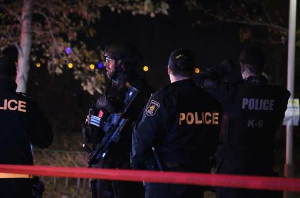 Резня на Хеллоуин: в Квебеке мужчина в костюме зарубил мечом троих человек и 15 ранил
