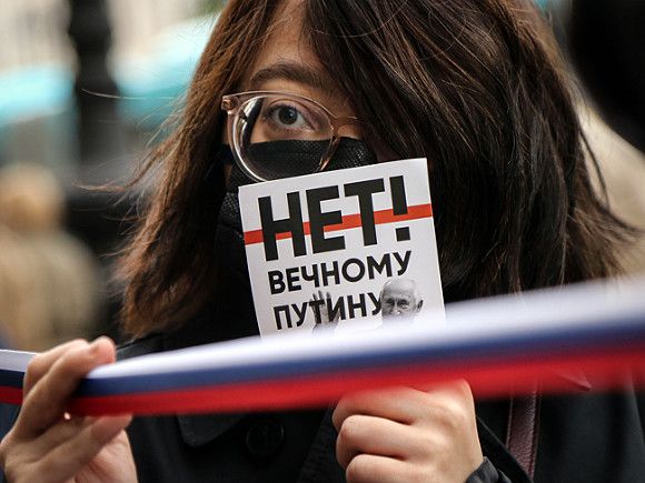 Россияне вышли на митинг под лозунгом «Хватит Путина продлять!»
