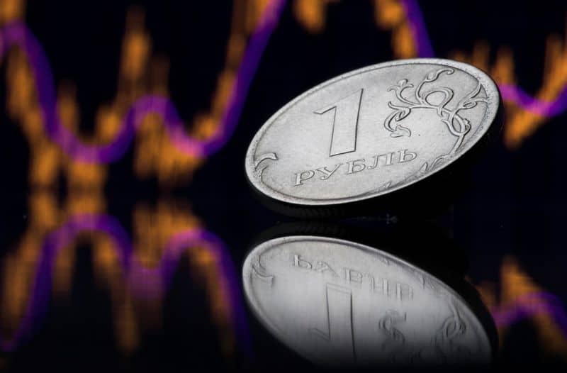 Рубль на пике 8 недель к дешевеющему доллару, ОФЗ стабильны перед тремя аукционами