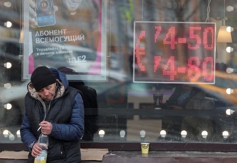 Рубль слабеет после лучшей с начала 16г сессии, но ралли в ОФЗ продолжается