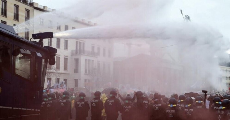 В Берлине протестующих разогнали водометами и перечным газом