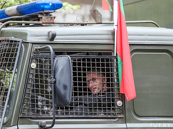 В центр Минска вновь стягивают военную технику