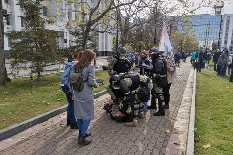 В Хабаровске на выходе из суда избили блогера, рассказывавшего о протестах