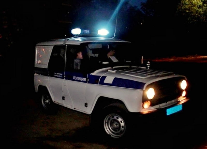 За ранившим российского полицейского поджигателем отправили вездеходы